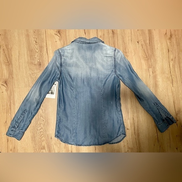 NWT Guess Distressed Denim Button Down Shirt Size XS - Picture 3 of 8